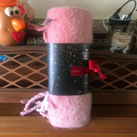 Victoria Secret Woman's Holiday 2020 Pink Plush Plaid Fringe Scarf 208X3… - Picture 3 of 8